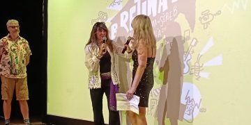 Caroline Munro en el B-Retina, con Sabina Pujol, directora de programación del certamen. Foto: Sergio Fidalgo