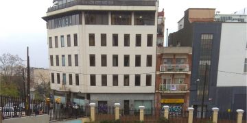 Hotel Aristol de Barcelona. Actualmente es un centro para drogodependientes que está situado frente a un colegio de enseñanza Infantil y Primaria (Foto del autor).
