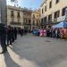 Militantes de Aliança Catalana protegen una carpa en Barcelona. Foto: AC