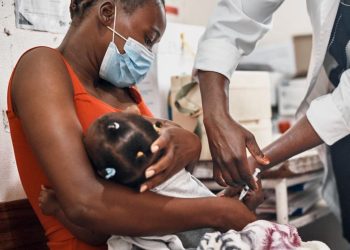 Una niña recibe una vacuna gracias a la Alianza para la Vacunación Infantil.© Fundación "la Caixa"