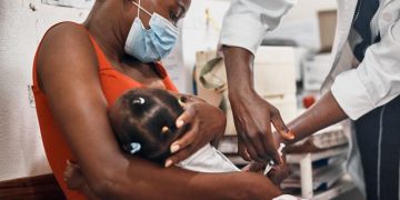 Una niña recibe una vacuna gracias a la Alianza para la Vacunación Infantil.© Fundación "la Caixa"