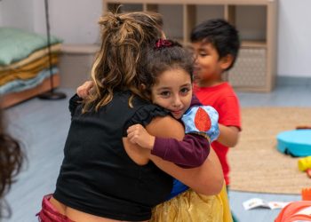 Una niña abrazando a una de las educadoras de CaixaProInfancia en la entidad Gazteleku de Bilbao. Foto: Fundación La Caixa