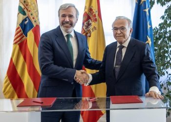 De izquierda a derecha: el presidente del Gobierno de Aragón, Jorge Azcón, y el presidente de la Fundación ”la Caixa”, Isidro Fainé en Zaragoza.© Fundación ”la Caixa”