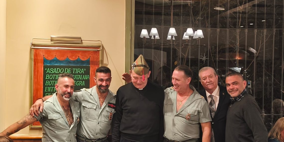 El padre Custodio Ballester posando con algunos asistentes al acto. Foto: DENAES