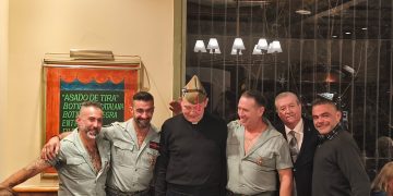 El padre Custodio Ballester posando con algunos asistentes al acto. Foto: DENAES