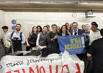 Gullo, con miembros de S'ha Acabat!. Foto: S'ha Acabat!