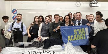 Gullo, con miembros de S'ha Acabat!. Foto: S'ha Acabat!