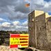Castillo de El Catllar y pancarta de la Coordinadora de la Resistencia colocada ayer. Foto: Salvador Caamaño.