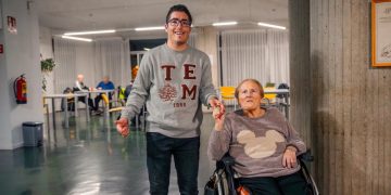 Adrián Casado, voluntario de Respirávila, con Luisa Holgado, que vive en la residencia de personas mayores de Ávila. Foto: Fundación 'La Caixa'