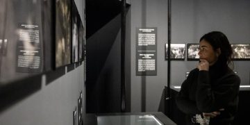 Una mujer en la muestra Berlanga. Cine, vida y humor en CaixaForum Zaragoza.© Fundación ”la Caixa”