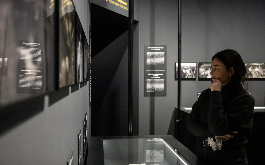 Una mujer en la muestra Berlanga. Cine, vida y humor en CaixaForum Zaragoza.© Fundación ”la Caixa”