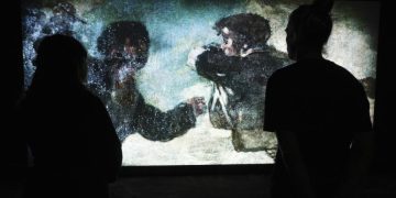 Dos personas observan una de las obras de Philippe Parreno, presente en la exposición Fuera de marco en CaixaForum Sevilla.© Fundación ”la Caixa”