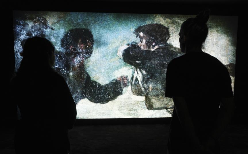 Dos personas observan una de las obras de Philippe Parreno, presente en la exposición Fuera de marco en CaixaForum Sevilla.© Fundación ”la Caixa”