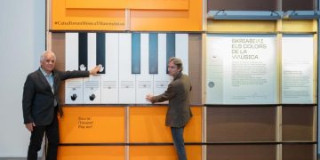 Carlos Calderón y Álvaro Borrás, en la entrada de la exopsición en CaixaForum València.© Fundación "la Caixa"