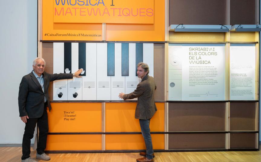 Carlos Calderón y Álvaro Borrás, en la entrada de la exopsición en CaixaForum València.© Fundación "la Caixa"