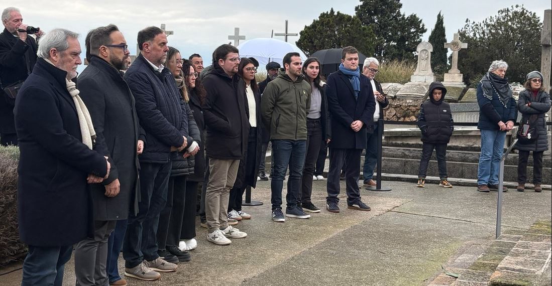 Junqueras en la tumba de Maciá.