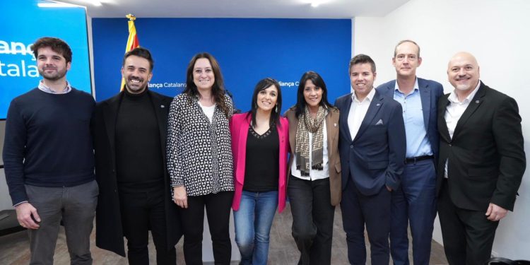 Orriols, en la sede del partido en BCN con Aragonès y otros dirigentes. Foto: Aliança Catalana