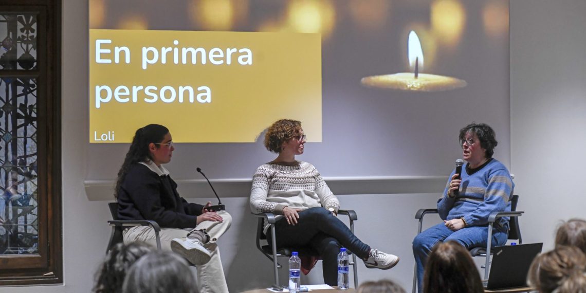 Marta Gutiérrez y Elisa Sanz, psicólogas expertas en duelo, en una de las charlas sobre la gestión del duelo que organizan en Barcelona. © Fundación ”la Caixa”