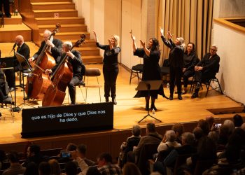 Intérpretes de lengua de signos durante el concierto. © Fundación "la Caixa"