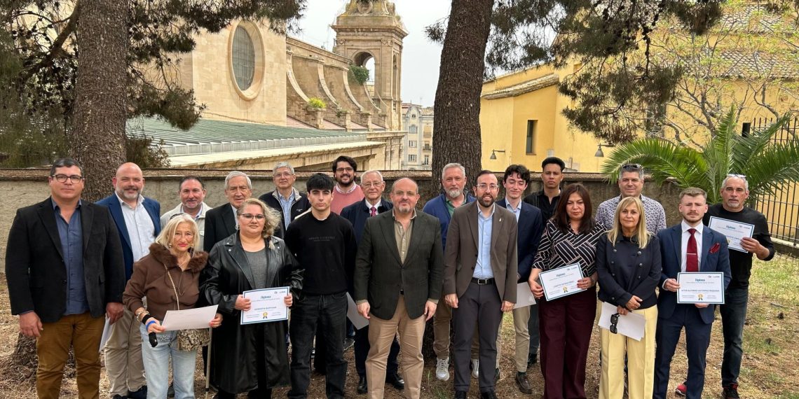 Alejandro Fernández y Xavier Palau con los nuevos afiliados en Lérida. Foto: PP