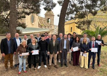 Alejandro Fernández y Xavier Palau con los nuevos afiliados en Lérida. Foto: PP
