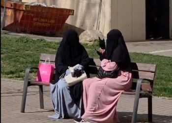 2 mujeres con burka en el centro de Lérida. Foto: PP