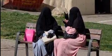 2 mujeres con burka en el centro de Lérida. Foto: PP