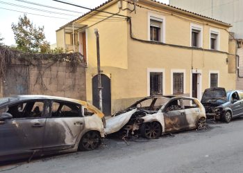Vehículos quemados en una calle de Tarragona. Foto: S.C