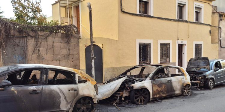 Vehículos quemados en una calle de Tarragona. Foto: S.C