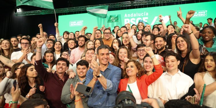 María Jesús Montero y Pedro Sánchez en un acto de campaña. Foto: PSOE