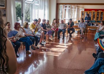 Imagen del encuentro intergeneracional que se celebró en el Centro Social de Personas Mayores El Llano.© Fundación ”la Caixa”