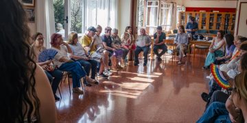 Imagen del encuentro intergeneracional que se celebró en el Centro Social de Personas Mayores El Llano.© Fundación ”la Caixa”