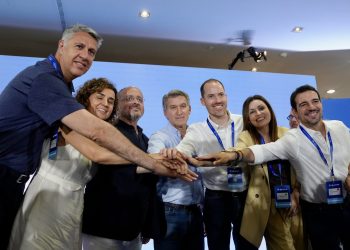 Albiol, Montserrat, Alejandro Fernández, Feijóo, Juan Fernández, Roldán y Reyes. Foto: PPC
