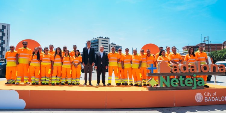 Albiol en el acto de presentación de la nueva contrata de limpieza. Foto: Ajuntament de Badalona.