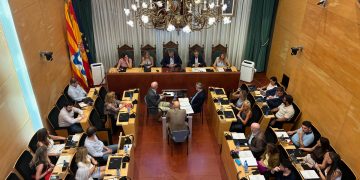 Albiol, presidiendo el pleno de Badalona.