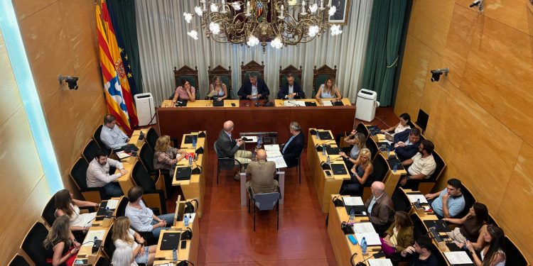 Albiol, presidiendo el pleno de Badalona.