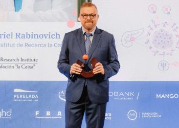Gabriel Rabinovich, investigador del CaixaResarch Institute con la V Beca FERO Dr. Baselga.© Fundación FERO