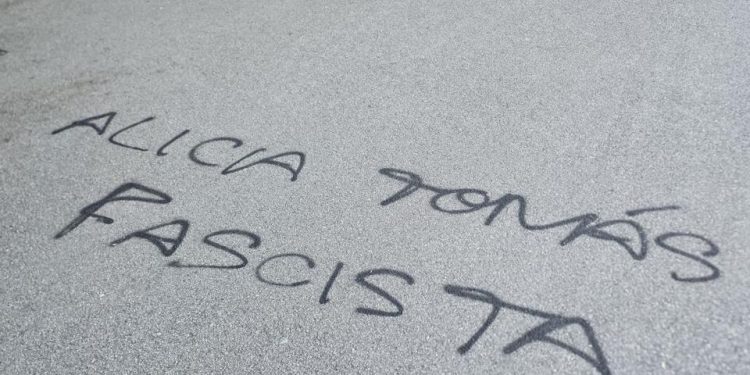 Pintadas contra Alicia Tomás. Foto: VOX