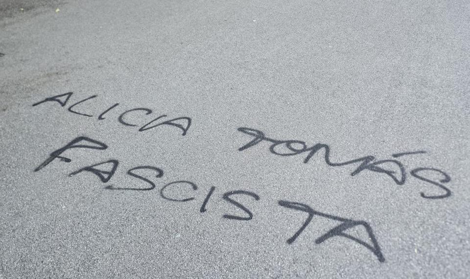 Pintadas contra Alicia Tomás. Foto: VOX