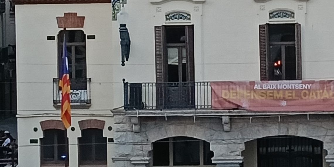 Estelada en la plaza del Ayuntamiento de Sant Celoni. Foto: S.F