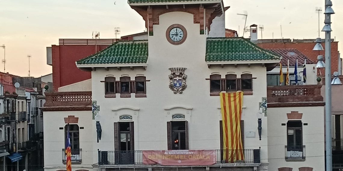 Estelada en la plaza del Ayuntamiento de Sant Celoni, gobernada por el PSC. Foto: S.F