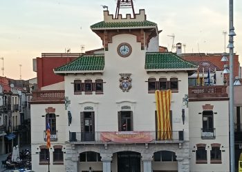 Estelada en la plaza del Ayuntamiento de Sant Celoni, gobernada por el PSC. Foto: S.F