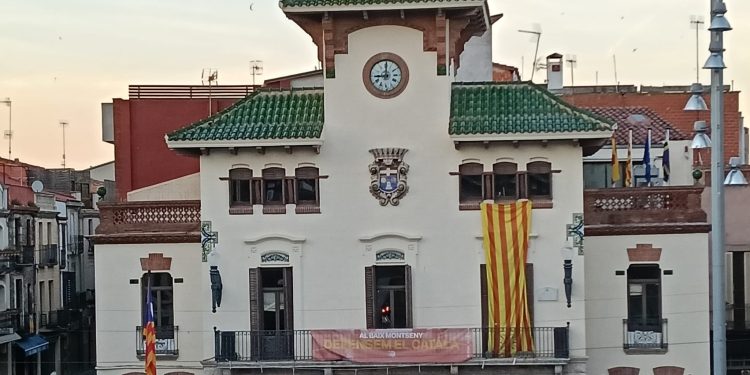 Estelada en la plaza del Ayuntamiento de Sant Celoni, gobernada por el PSC. Foto: S.F