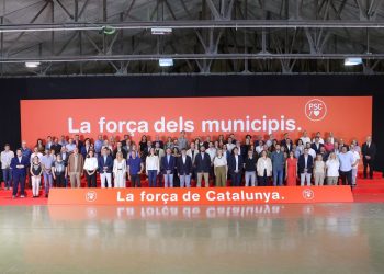Candidatos del PSC a las municipales con Illa. Foto: PSC