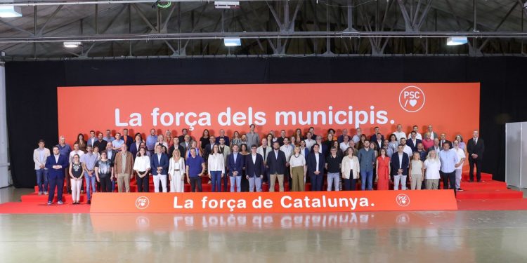 Candidatos del PSC a las municipales con Illa. Foto: PSC