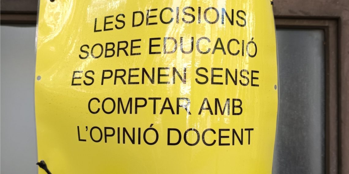 “Las decisiones sobre educación se toman sin contar con la opinión docente”. Cartel en la
puerta de un instituto de Barcelona pidiendo que los responsables de la enseñanza tengan en
cuenta las opiniones de los docentes (Junio de 2026). Foto: A. J.
