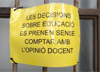 “Las decisiones sobre educación se toman sin contar con la opinión docente”. Cartel en la
puerta de un instituto de Barcelona ​​pidiendo que los responsables de la enseñanza tengan en
cuenta las opiniones de los docentes (Junio de 2026). Foto: A. J.