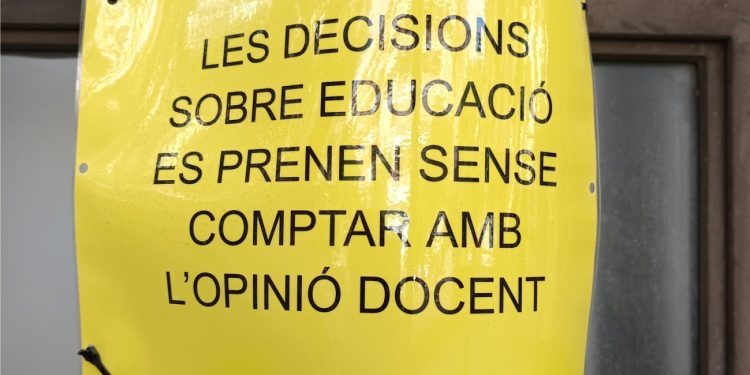 “Las decisiones sobre educación se toman sin contar con la opinión docente”. Cartel en la
puerta de un instituto de Barcelona pidiendo que los responsables de la enseñanza tengan en
cuenta las opiniones de los docentes (Junio de 2026). Foto: A. J.