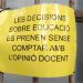 “Las decisiones sobre educación se toman sin contar con la opinión docente”. Cartel en la
puerta de un instituto de Barcelona pidiendo que los responsables de la enseñanza tengan en
cuenta las opiniones de los docentes (Junio de 2026). Foto: A. J.