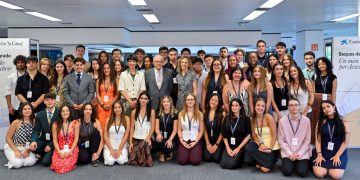 El presidente de la Fundación ”la Caixa”, Isidro Fainé, se ha reunido con los becados de grado de la convocatoria de 2024.© Fundación ”la Caixa”